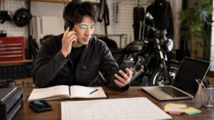 買取業者へ直接依頼してバイクの実車査定を受ける日本人オーナー