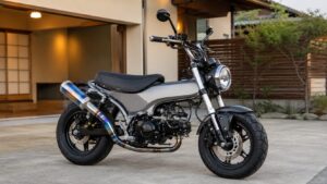 DAX125用マフラーのステーと取付位置を確認する様子
