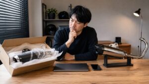 DAX125用タイ製マフラーと付属品を装着前に検品する様子