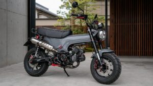 DAX125に赤いCNCカスタムパーツを装着したイメージ