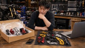 DAX125用CNCパーツの取付寸法をノギスで確認する様子