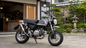 モンキー125用タイ製マフラーの個人輸入と国内購入を比較する様子