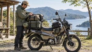 CT125のキャリアにキャンプ用品を積載してツーリング準備をする様子