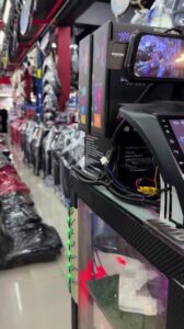 ドライブレコーダーや車載モニター、各種カー用品が陳列された自動車パーツショップの店内展示