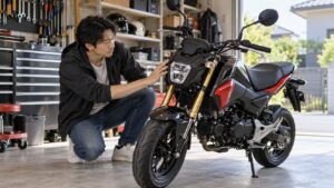 GROMの買取査定前に外装や車両状態を確認する男性