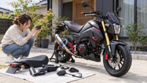カスタムされたGROMの買取査定に備えて純正部品と車体を撮影する様子