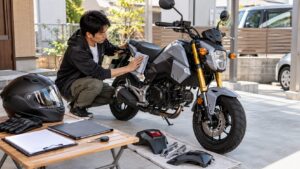 GROMの買取査定前に軽く洗車し書類や純正部品を準備する男性