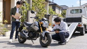 GROMの実車買取査定でスタッフが車両状態を確認する様子