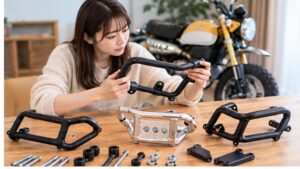 モンキー125用エンジンガードの形状・取付部品を比較する女