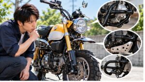 モンキー125のエンジンガード適合と取付位置を確認する男性