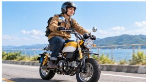 モンキー125のエンジンガード装着後に走行状態を確認するライダー